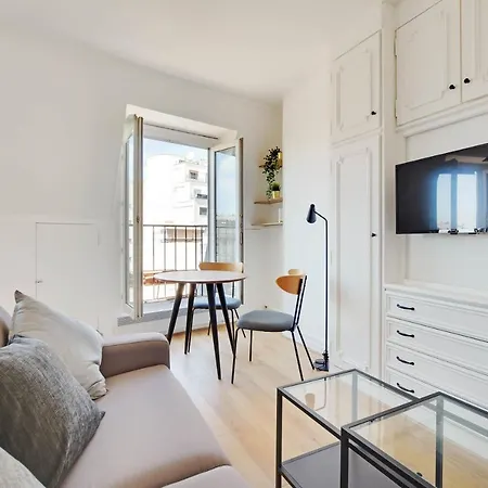 Cmg Place De Clichy Paris